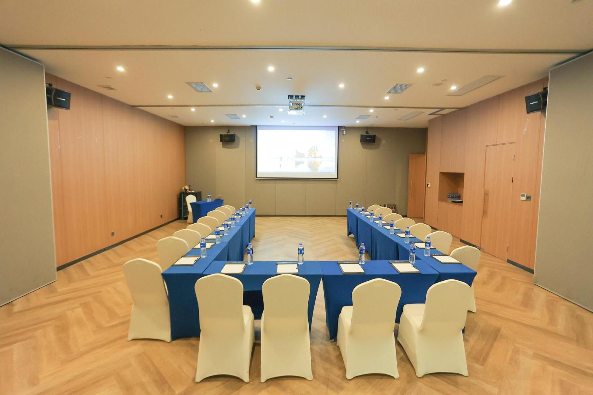 Hotel Express Xuhui Binjiang, An Ihg 4*