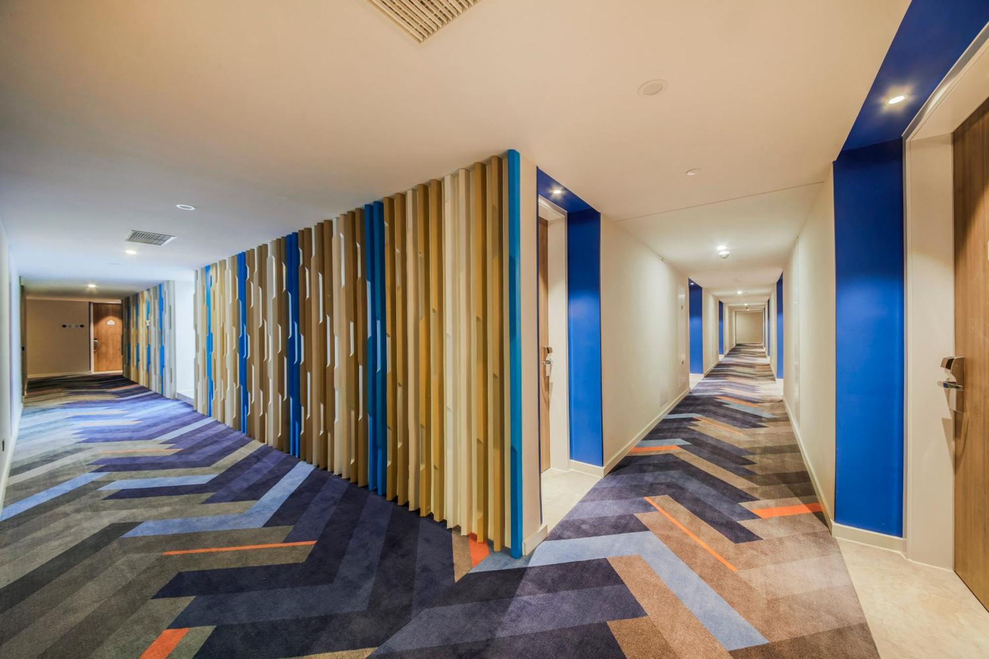 Hotel Express Xuhui Binjiang, An Ihg 4*